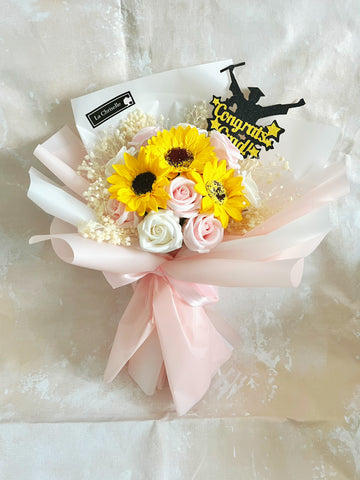 (番梘花) 夢想中的畢業禮-畢業花束系列—太陽花 玫瑰花 乾燥花束