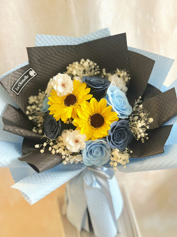 （番梘花）藍漾畢業頌-畢業花束系列—太陽花 玫瑰花 乾燥花束
