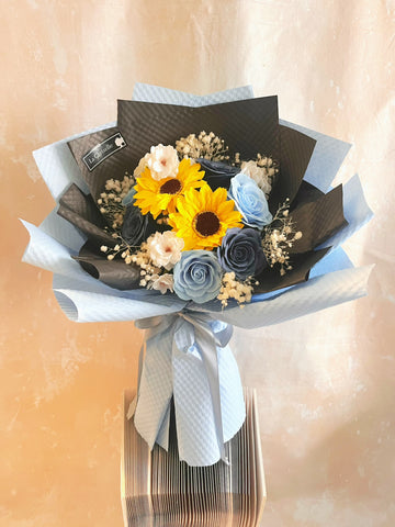 （番梘花）藍漾畢業頌-畢業花束系列—太陽花 玫瑰花 乾燥花束